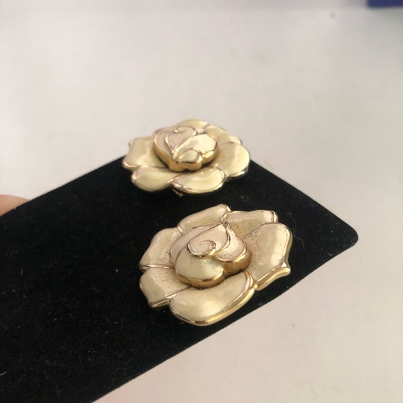 Bold Gold Floral Earrings - vintage clip ons - Picture 5 of 5